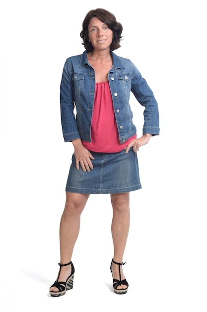 Vue de face de la femme avec jupe en jean et veste sur fond blanc