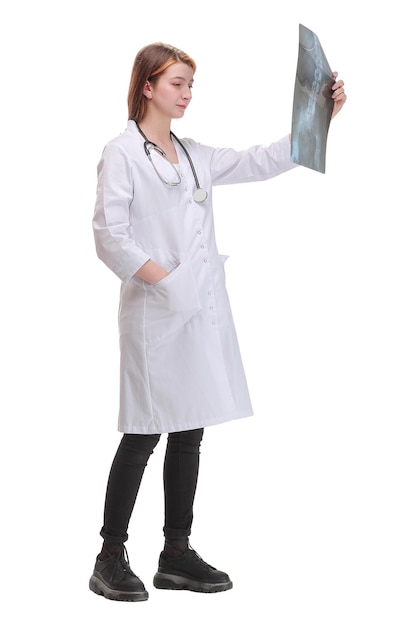 Vue de face d'une femme médecin portant un stéthoscope regardant une radiographie