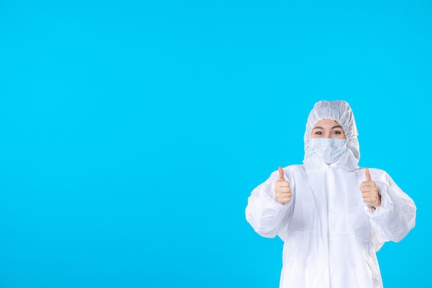 vue de face femme médecin en tenue de protection et masque sur fond bleu isolement médical covid- science pandémie virus de la santé