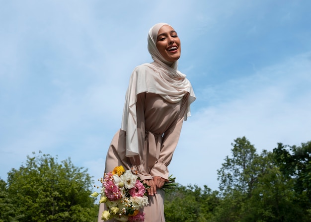 Photo vue de face femme musulmane posant à l'extérieur