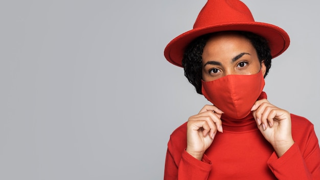 Photo vue de face de la femme portant un masque et un chapeau