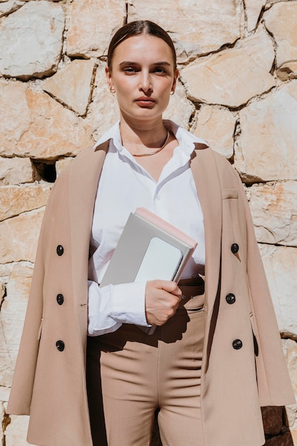 Vue de face femme posant avec des cahiers