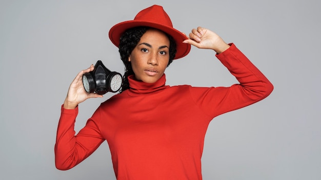 Vue de face de la femme posant avec chapeau et masque