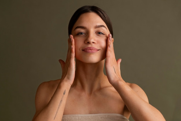 Photo vue de face femme pratiquant le yoga facial