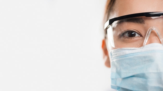 Photo vue de face d'une femme scientifique portant un masque médical avec copie espace