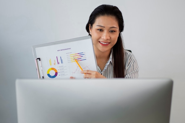 Photo vue de face femme souriante au travail