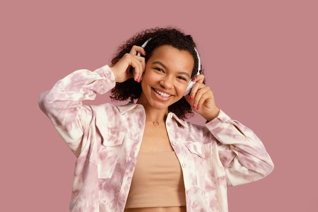 Vue de face de la femme souriante avec un casque