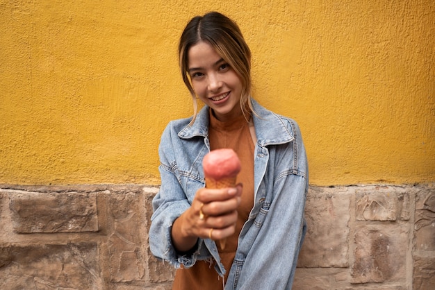 Photo vue de face femme tenant une glace