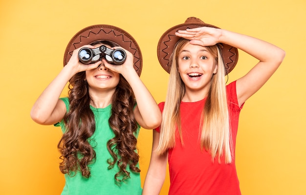 Vue De Face Des Filles Jouant Le Rôle D'explorateur