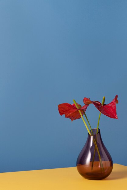 Vue de face de fleurs dans un vase avec espace de copie