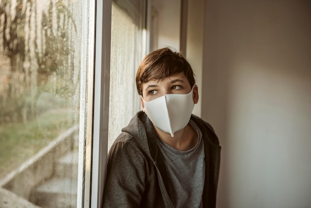 Vue de face garçon en quarantaine à l'extérieur