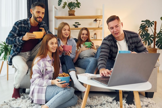 Vue de face Un groupe d'amis fait la fête ensemble à l'intérieur