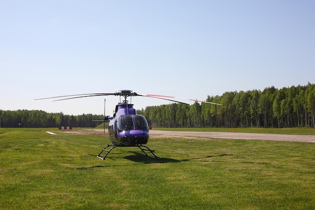 Vue de face de l'hélicoptère violet avion