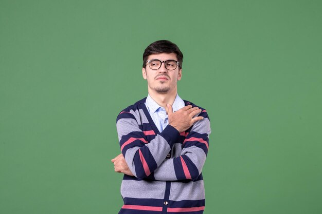 vue de face homme enseignant sur fond vert couleur université femme école leçon bibliothèque collège travail livre étudiant