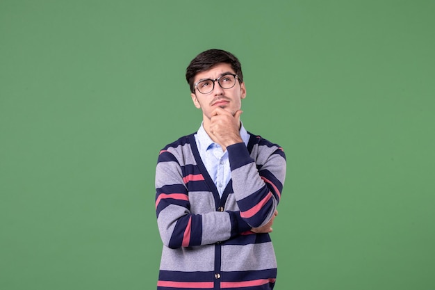 vue de face homme enseignant pensant sur fond vert emploi leçon école femme jeune livre étudiant bibliothèque collège couleur travailleur