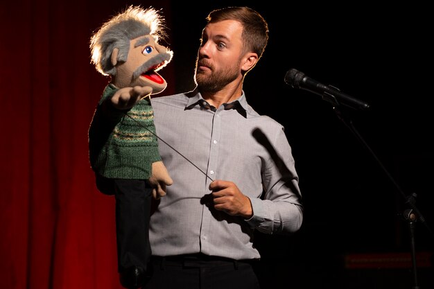 Photo vue de face homme étant ventriloque