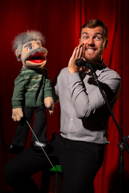 Vue de face homme étant ventriloque