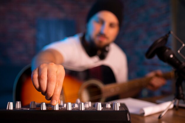 Photo vue de face homme flou faisant de la musique