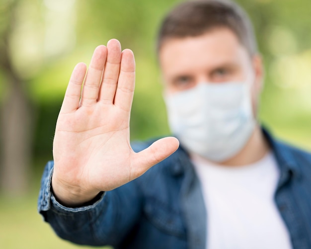 Vue de face de l'homme gardant la distance sociale