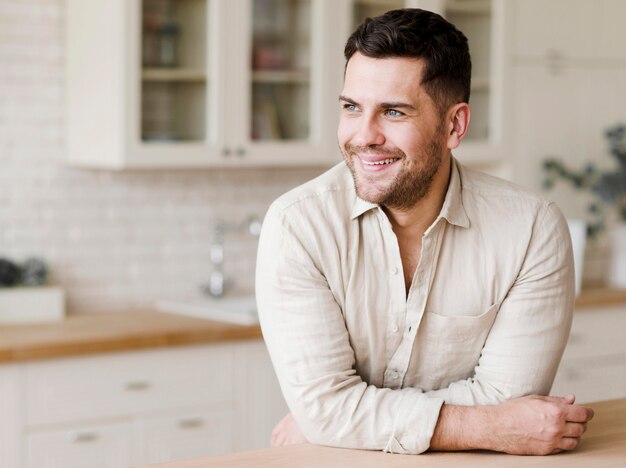 Vue de face homme heureux en détournant les yeux