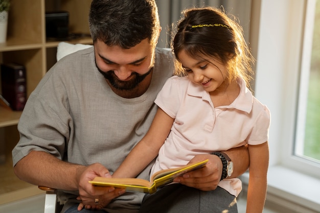 Vue de face homme lisant à une fille