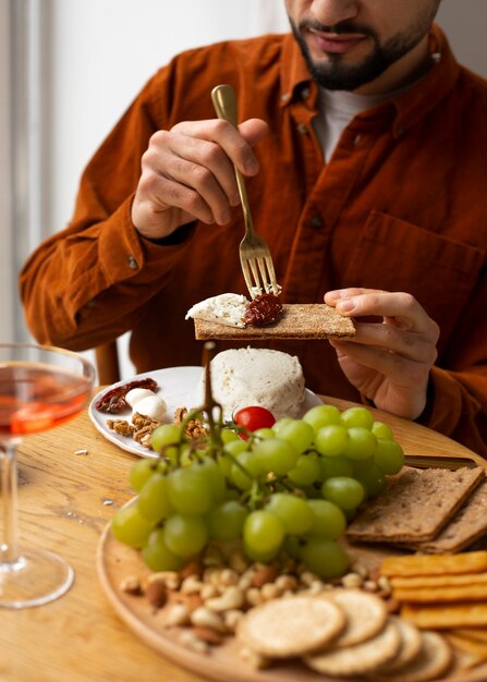 Photo vue de face homme mangeant du fromage frais