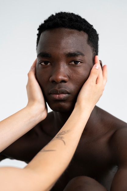 Vue de face homme posant en studio