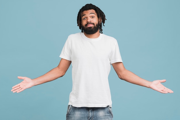 Vue de face homme avec un t-shirt blanc