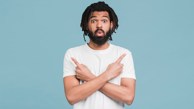 Photo vue de face homme avec un t-shirt blanc