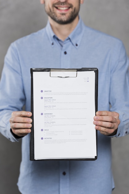 Vue de face de l'homme tenant son curriculum vitae