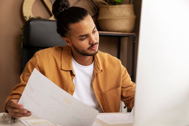 Photo vue de face homme travaillant au bureau