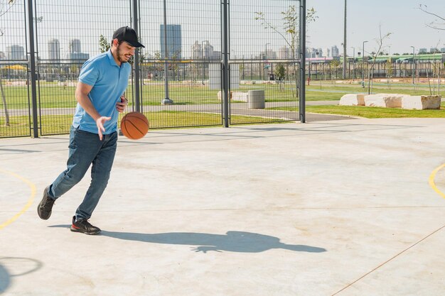 Vue de face d'hommes jouant au basket-ball parc de sport public en plein air