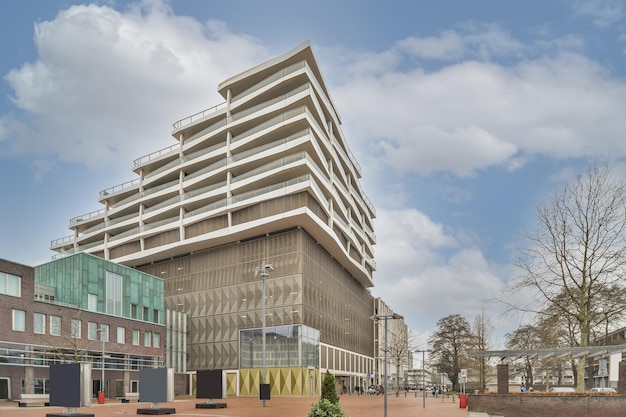 Vue de face d'un immeuble résidentiel de luxe en forme de pyramide au milieu de la ville