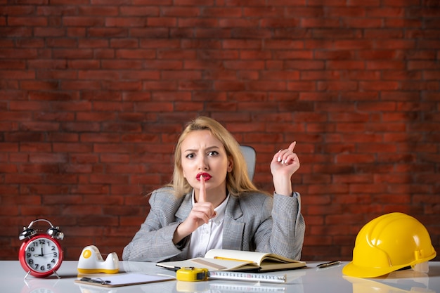 Vue de face ingénieur femme assise derrière son lieu de travail