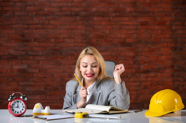 Vue de face ingénieur femme assise derrière son lieu de travail