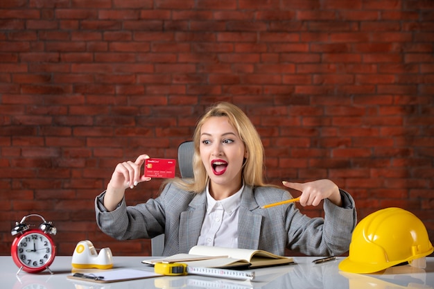 Vue de face ingénieur femme assise derrière son lieu de travail