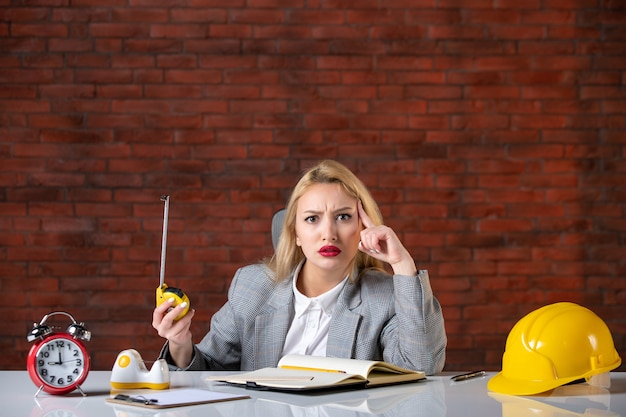 Vue de face ingénieur femme assise derrière son lieu de travail