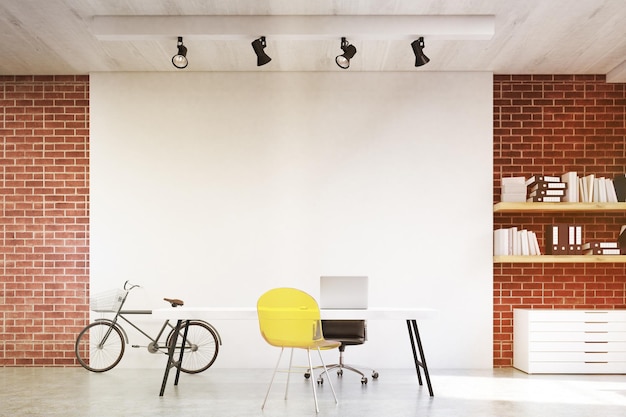 Vue de face d'un intérieur de bureau à domicile avec une chaise transparente jaune, un canapé, un grand mur blanc et un vélo. Concept d'une startup. rendu 3d. Maquette. Image tonique