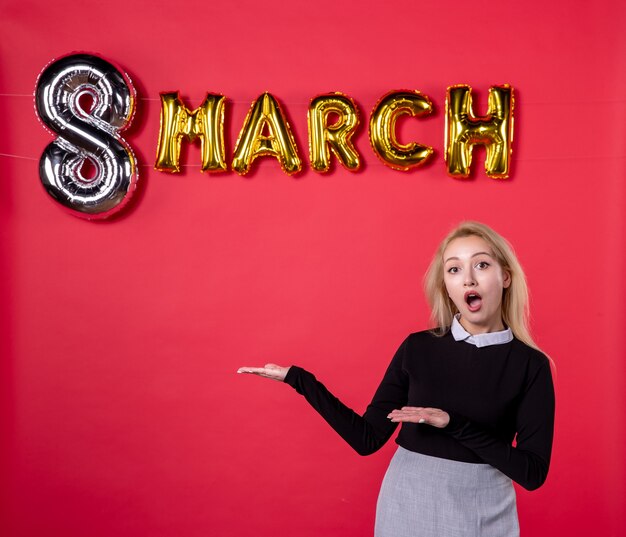 vue de face jeune femme avec décoration de mars sur fond rouge sensuel égalité féminine passion womans day luxueux salon d'amour