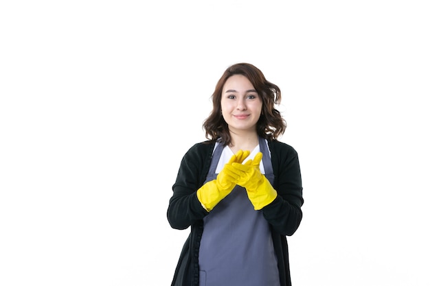 Vue de face jeune femme en gants jaunes sur fond blanc femme jardinier nature jardin arbre fleurs couleur