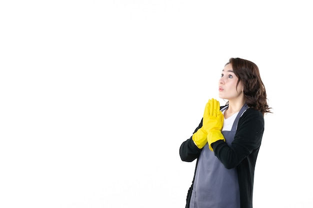 Vue de face jeune femme en gants jaunes priant sur fond blanc arbre de jardin au sol nature fleur jardinier couleur nettoyage