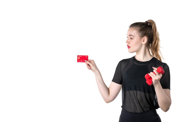 vue de face jeune femme avec haltères et carte bancaire dans ses mains sur fond blanc gym argent corps athlète sport mode de vie santé