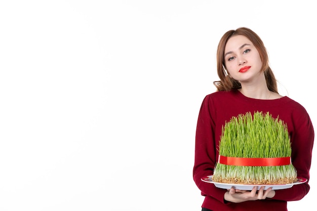 Vue de face jeune femme holding big novruz semeni sur fond blanc ethnicité famille vacances ethniques couleurs concept performer