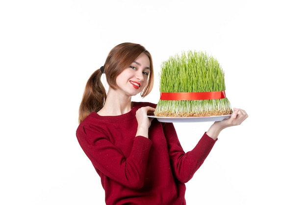 Vue de face jeune femme holding big novruz semeni sur fond blanc printemps famille interprète ethnique maison de vacances concept d'ethnicité