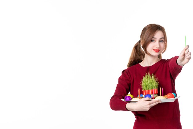 Vue de face jeune femme holding novruz honca sur fond blanc printemps interprète ethnique ethnicité vacances famille couleurs