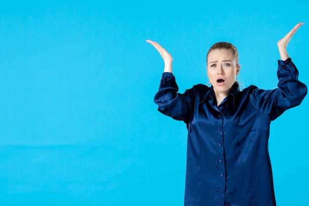 Vue de face jeune femme en pyjama sur fond bleu nuit couleur bâillement bed party reste sommeil fatigué femme rêve