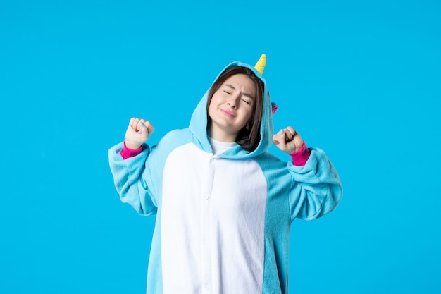 Vue de face jeune femme en pyjama party sur fond bleu amis amusants cauchemar sommeil nuit couleur sommeil repos rêve