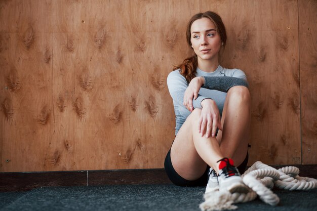 Vue de face. Jeune femme sportive ont une journée de remise en forme dans la salle de sport au matin