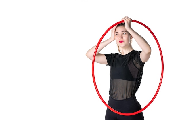 vue de face jeune femme tenant un cerceau rouge pour le sport sur fond blanc athlète yoga couleur sport femme santé corps