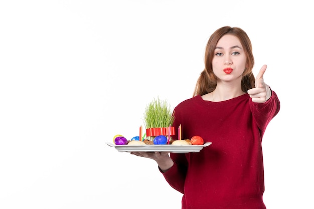 vue de face jeune femme tenant honca avec bonbons semeni et novruz sur fond blanc interprète ethnique ethnicité vacances en famille concept couleurs de printemps